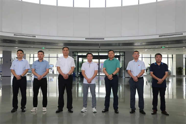 旺财28陪同舒华体育来滨考察体育产业发展情况